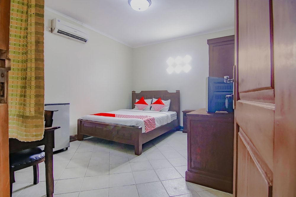 OYO 90094 Gayatri Residence 12/30