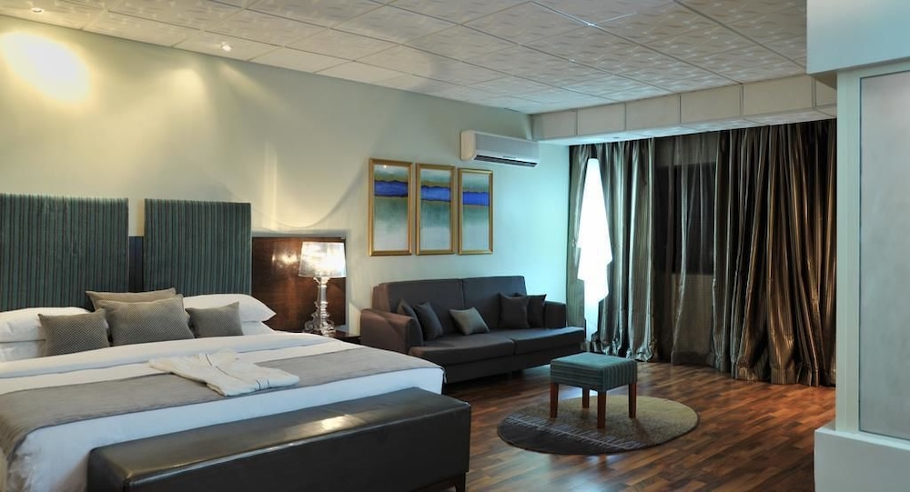 Bon Hotel Delta 10/50