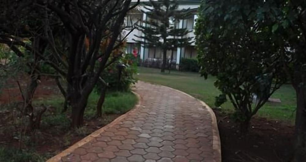 BLUE COUNTRY RESORT 23/33