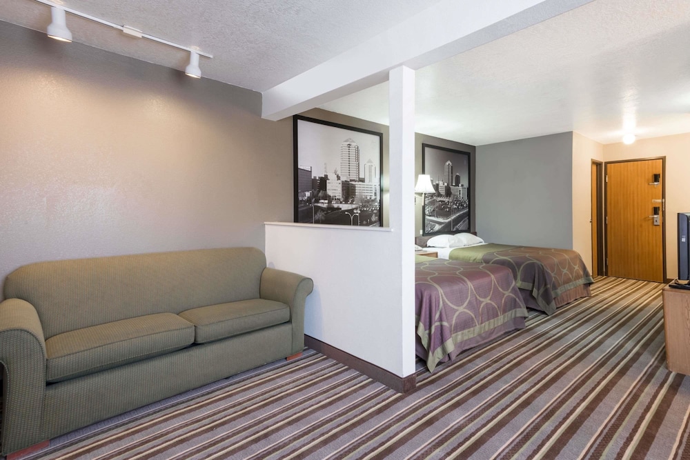 Super 8 By Wyndham Bernalillo 20/26