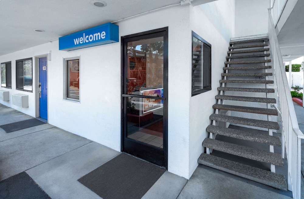 Motel6 Santa Barbara, CA - State Street 39/54