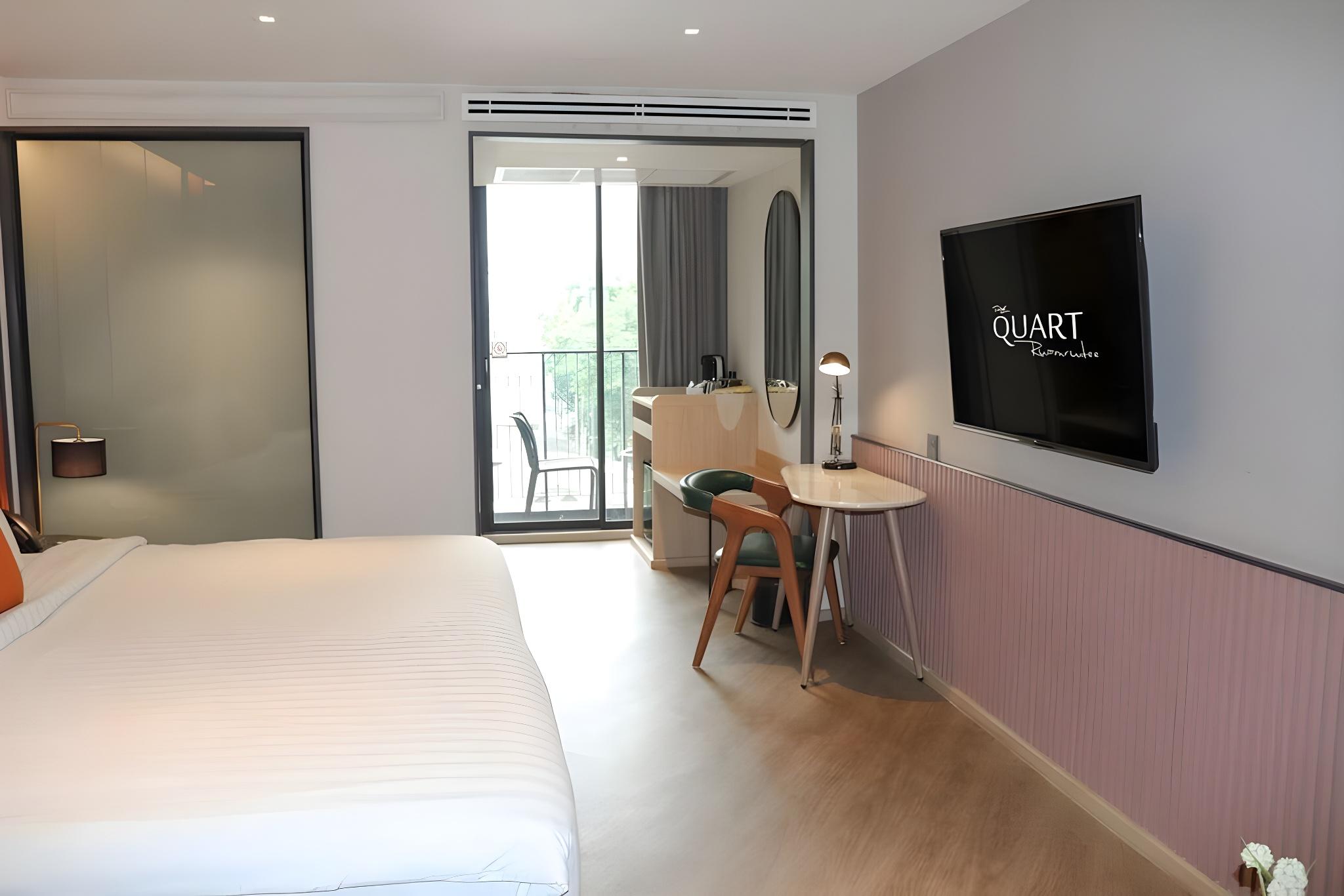 Deluxe, Canal View, Corner