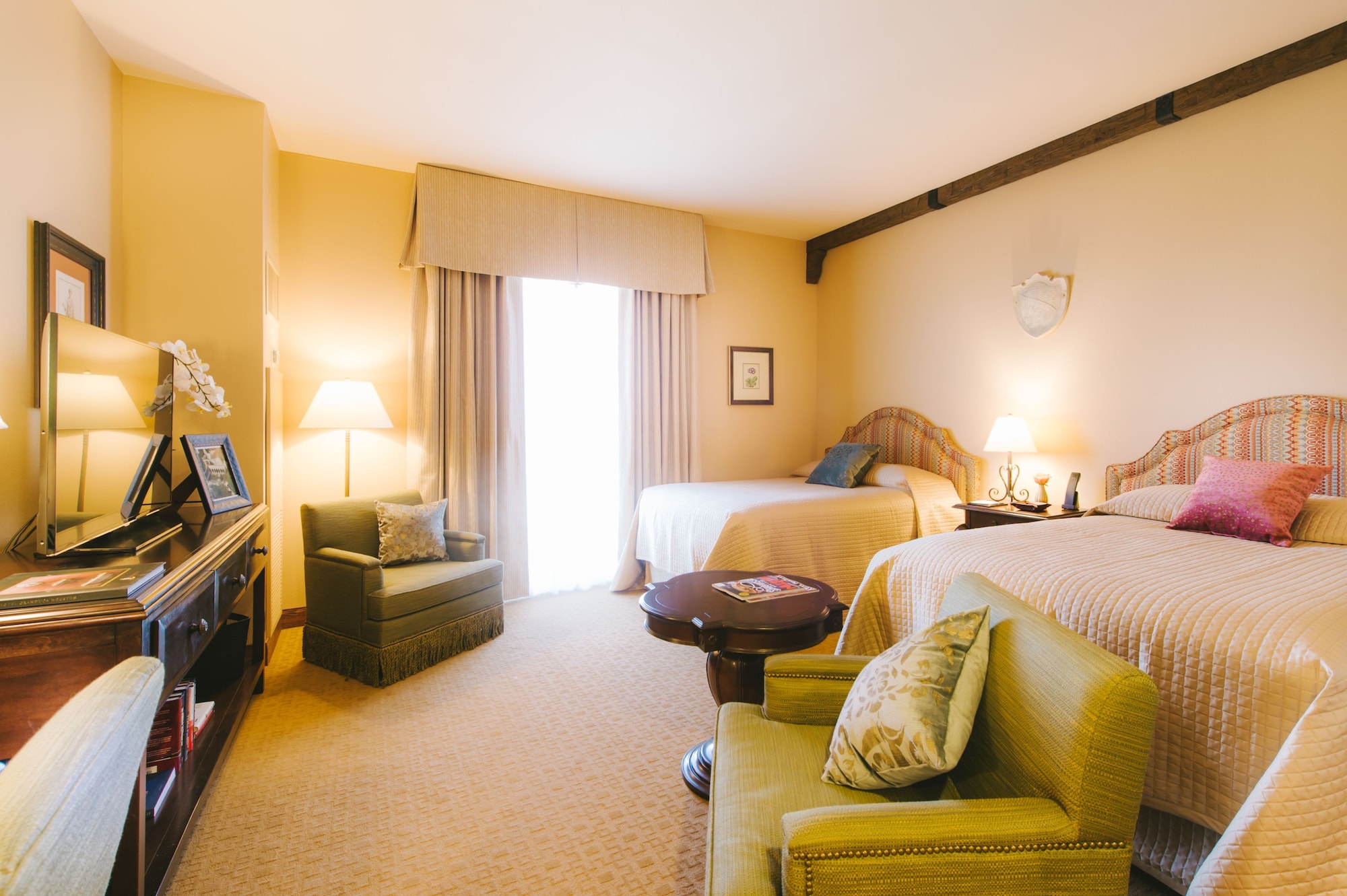 DELUXE, 2 DOUBLE BEDS