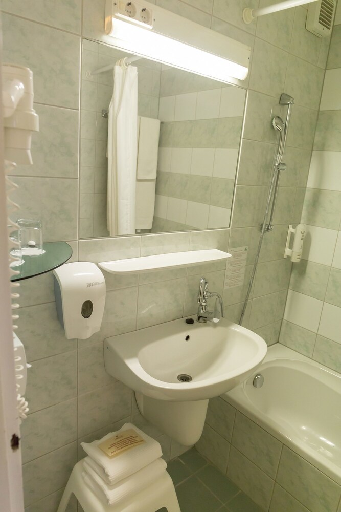 HUNGUEST HOTEL HELIOS 21/56