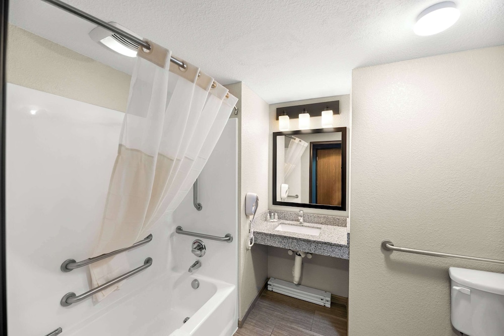 جناح بسرير كينج مع أريكة لذوي الإعاقة، Quality Inn & Suites Big Spring 3/3