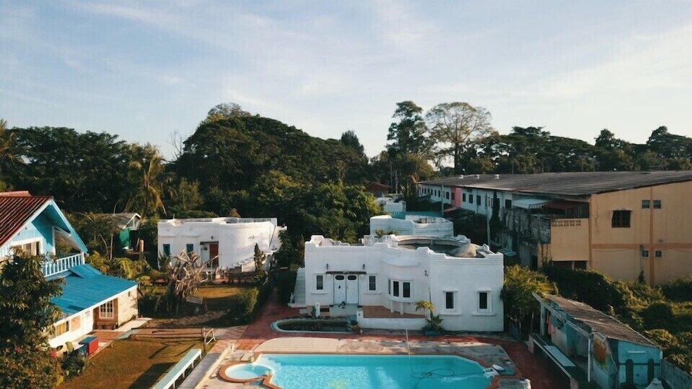 Scenic Riverside Resort 49/50