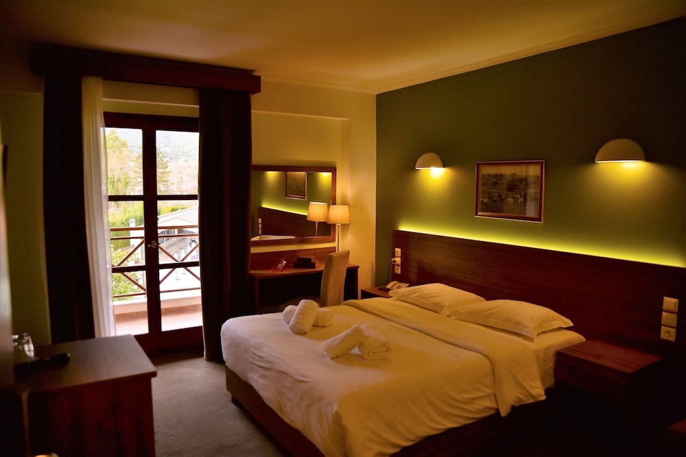 Mont Helmos Hotel 35/71