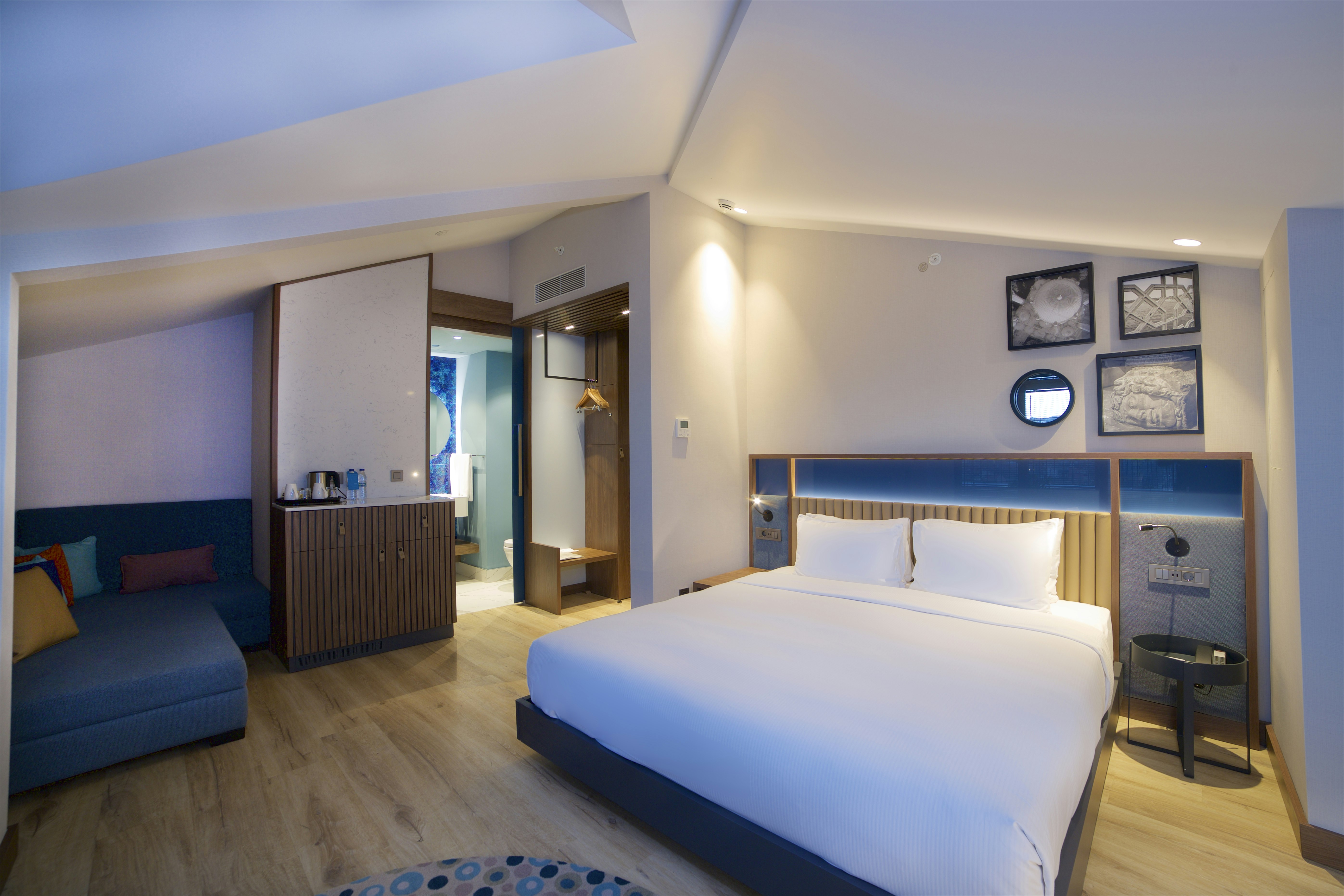 غرفة بسرير كينج بشرفة مع أريكة، Hampton by Hilton Istanbul Old City 7/10