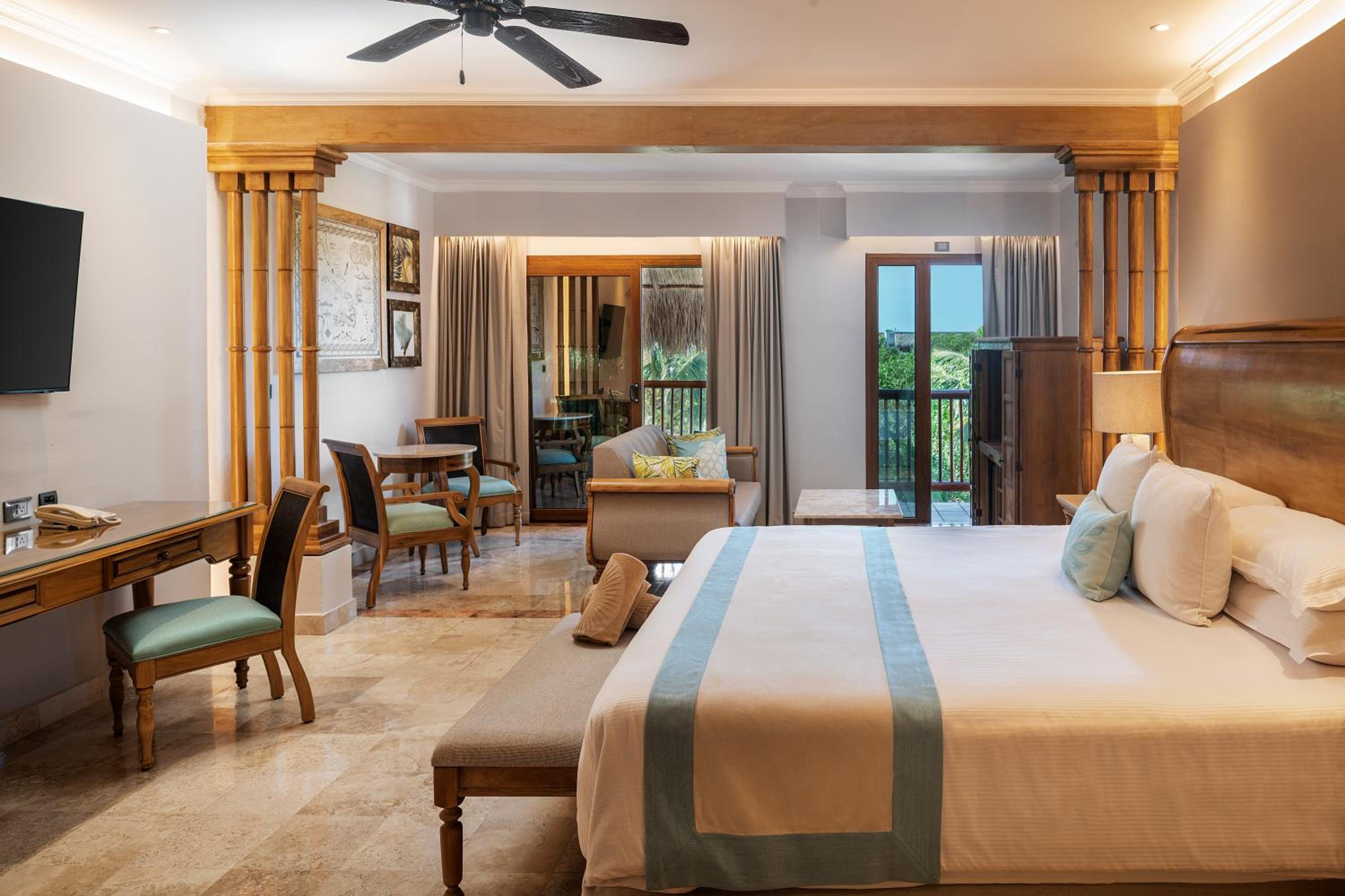 Golden Superior King Bed Jr Suite