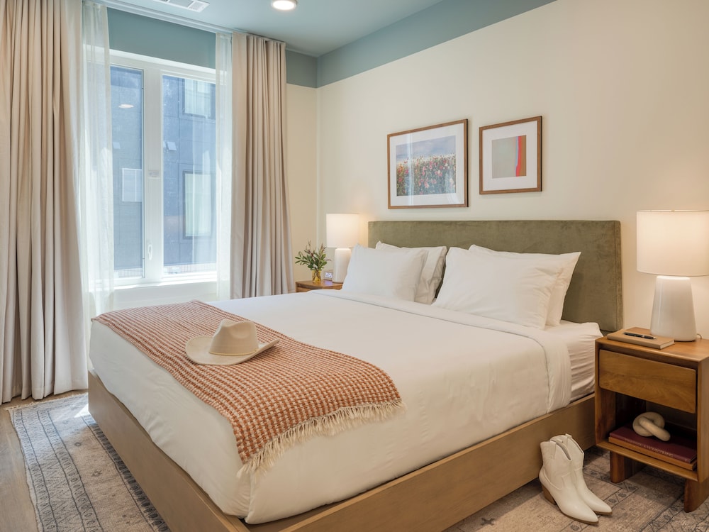 1 BEDROOM, SUITE, KING BED