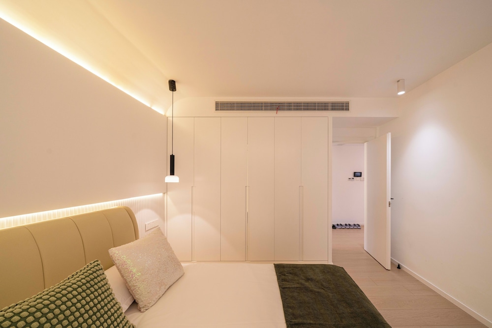 Senior, Apartment, 1 Queen and 1 Double Bed، Book and Bed-People's Square 9/10