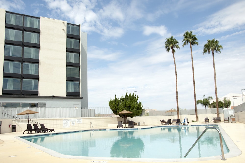 HOLIDAY INN VICTORVILLE 1/77