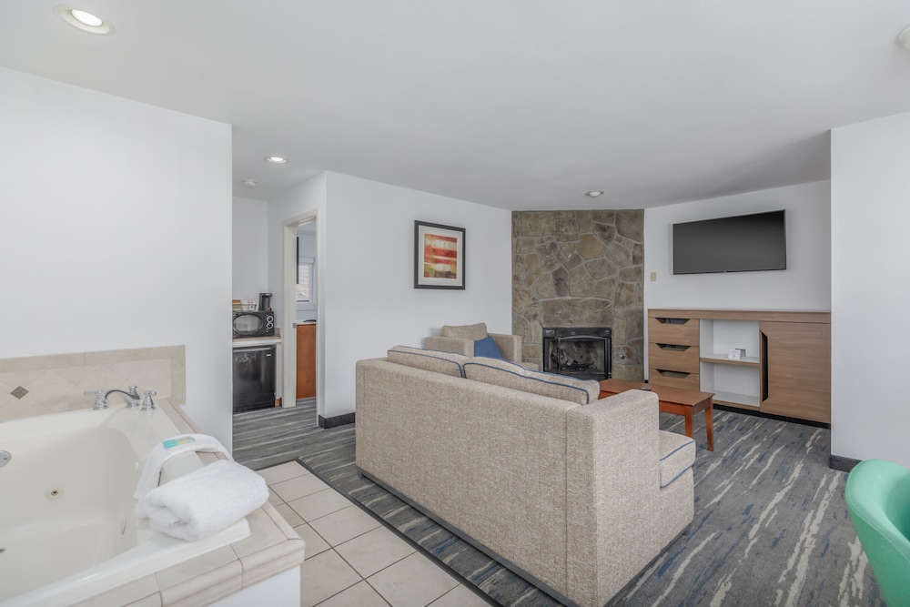 Crossroads Inn & Suites 68/68