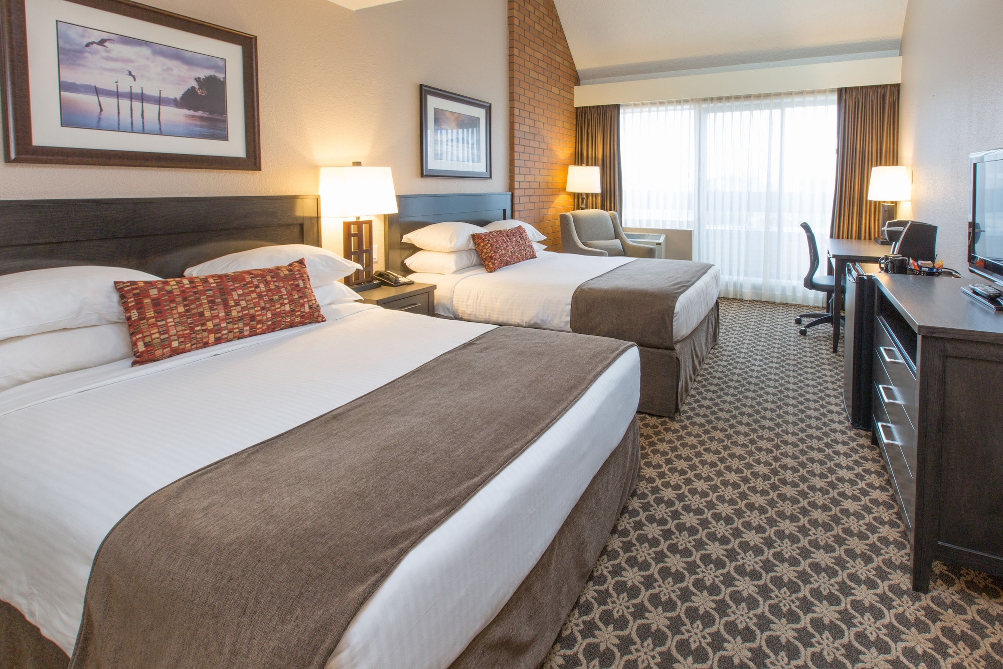 غرفة سيغنتشر بسريرين كوين، Embassy Inn 2/7