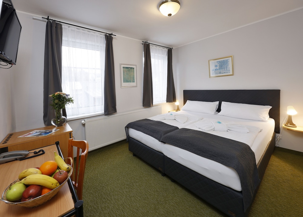 ROOM, DOUBLE OR TWIN BED