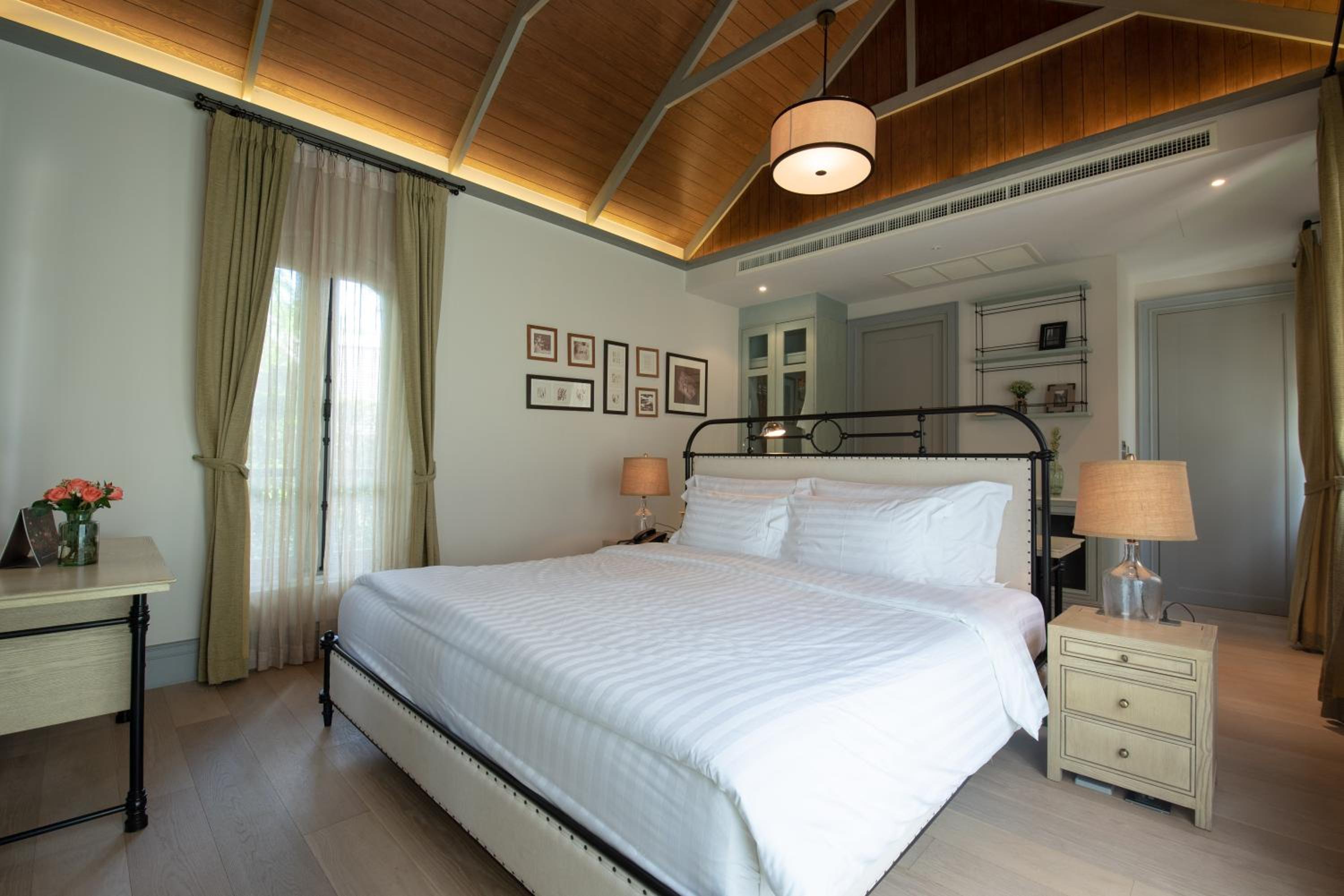 4 Bedrooms, House