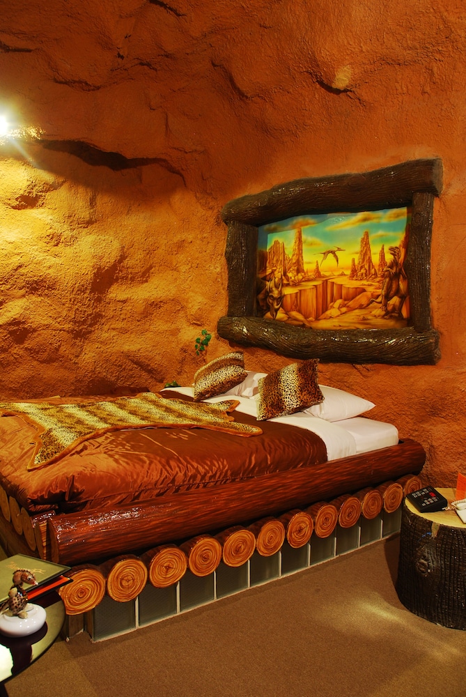 The Adventure Hotel 18/25