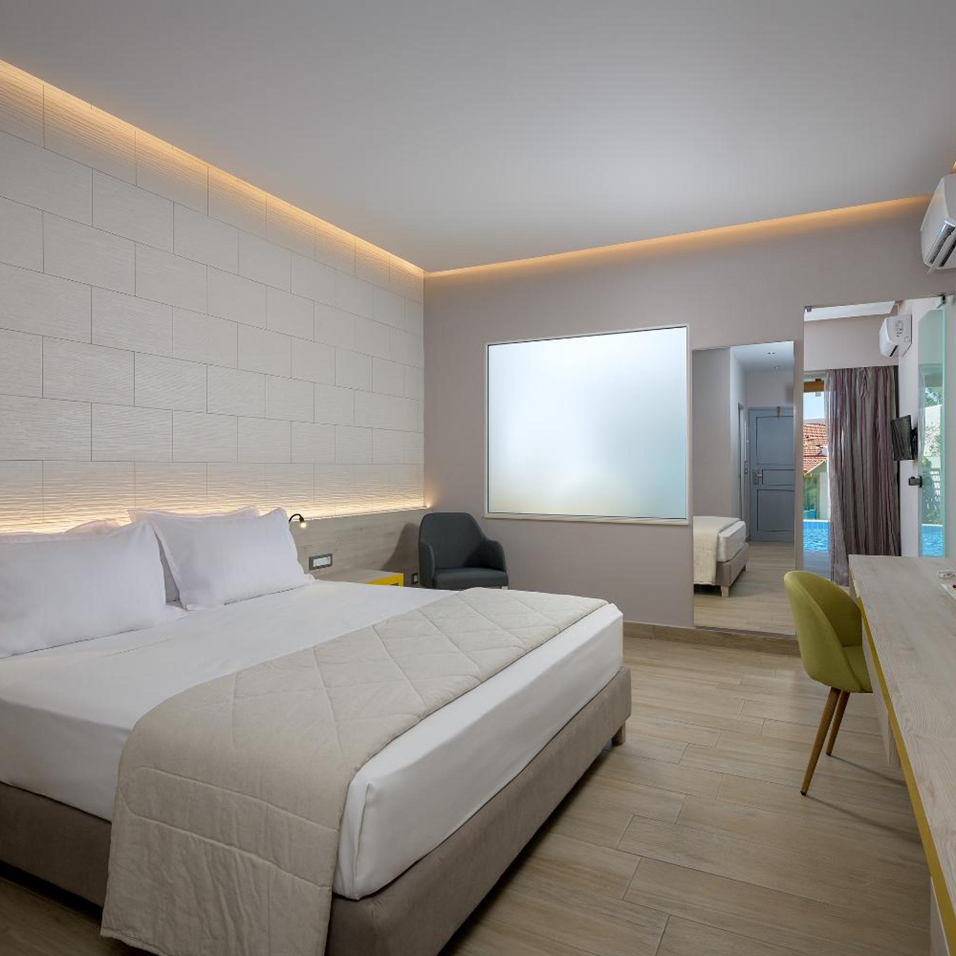 SWIM UP, DELUXE, SUITE