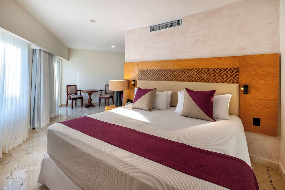 POOL, SUPERIOR, KING BED