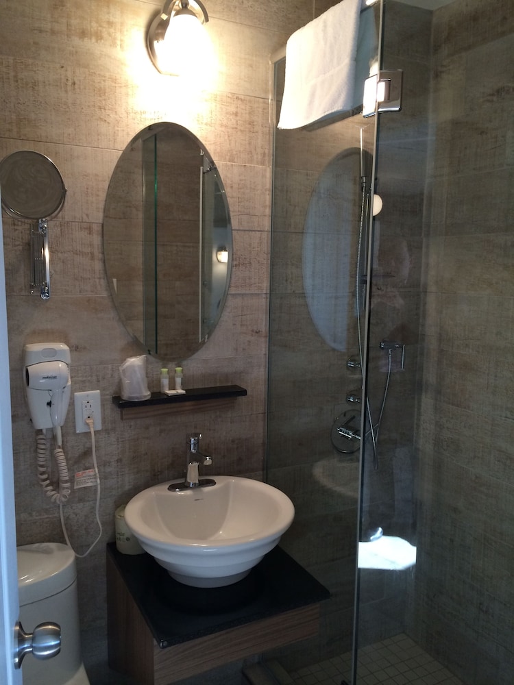 Olux Hotel Motel Suites 65/71