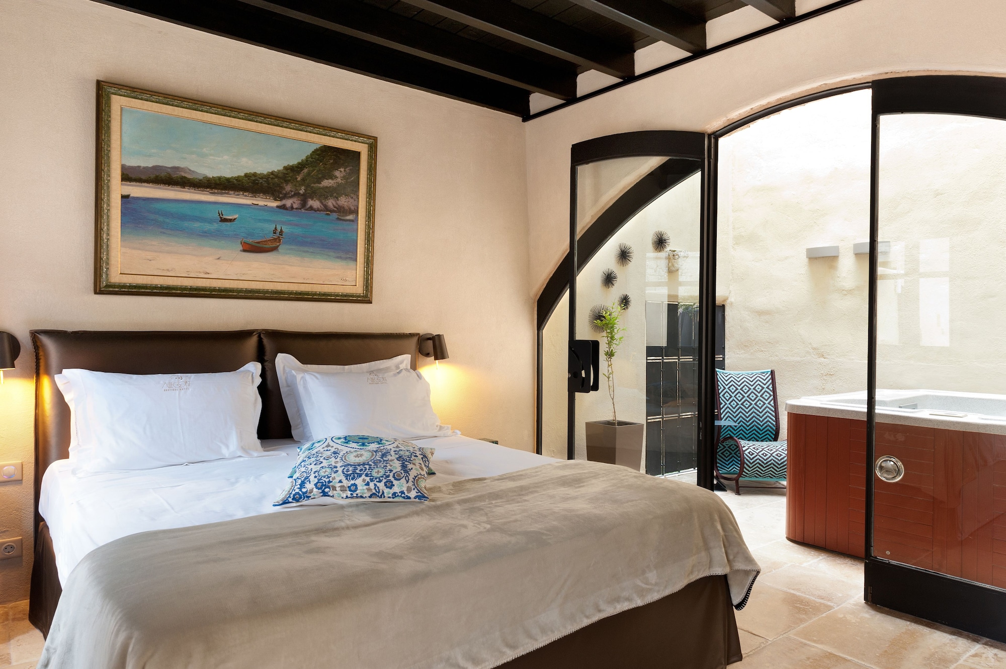 VIP, SUITE, KING BED, HOT TUB