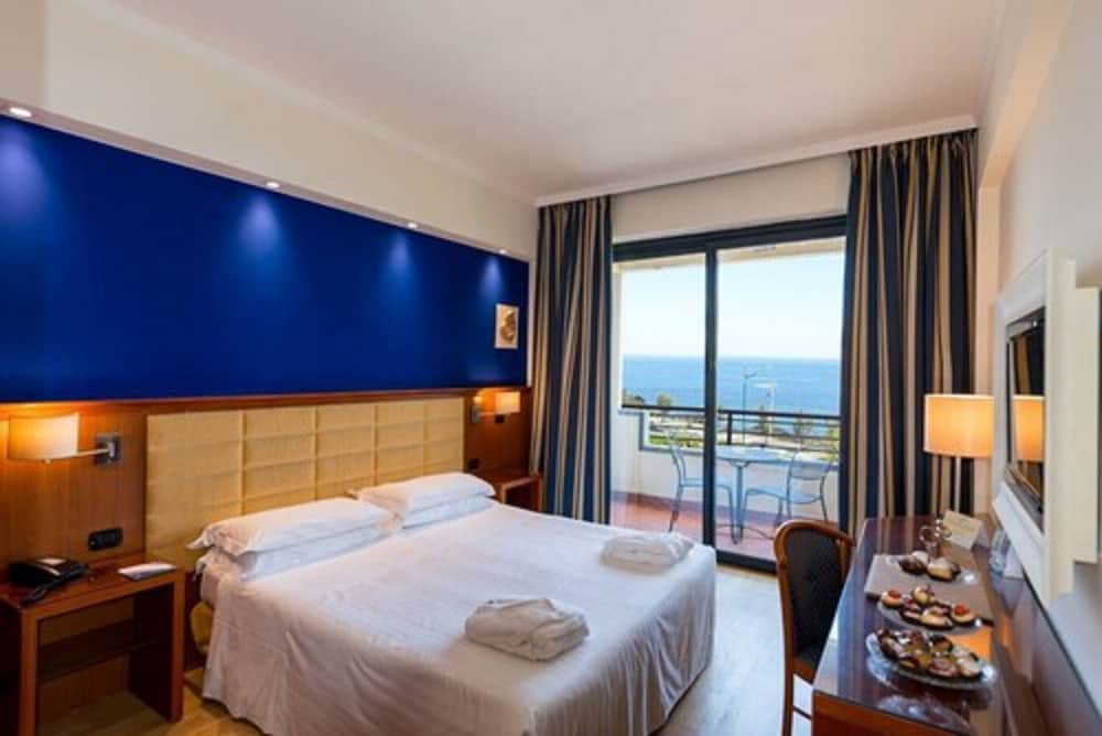 DELUXE, DOUBLE OR TWIN BED, SEA VIEW