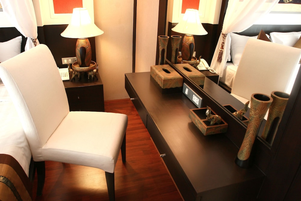 Mirth Sathorn Hotel 30/39