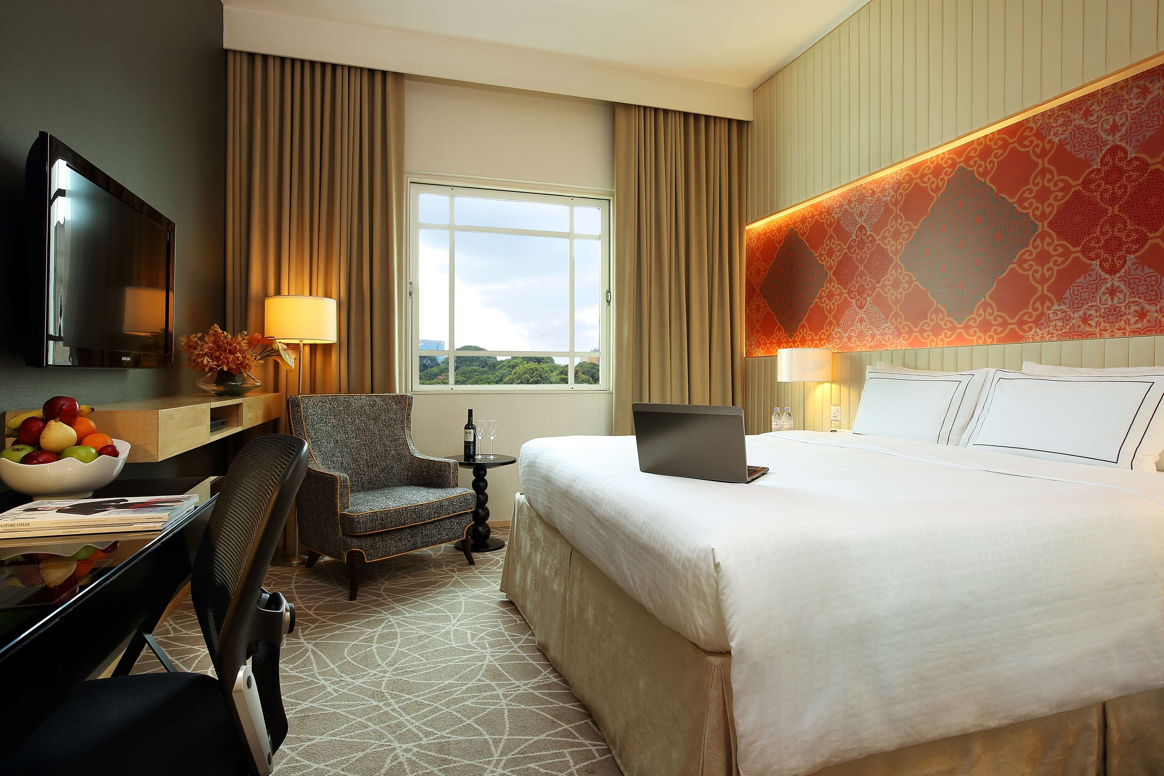 Plus, Deluxe, Queen Bed
