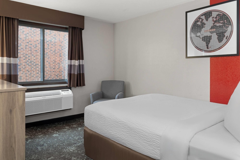 ROOM, QUEEN BED, ACCESSIBLE