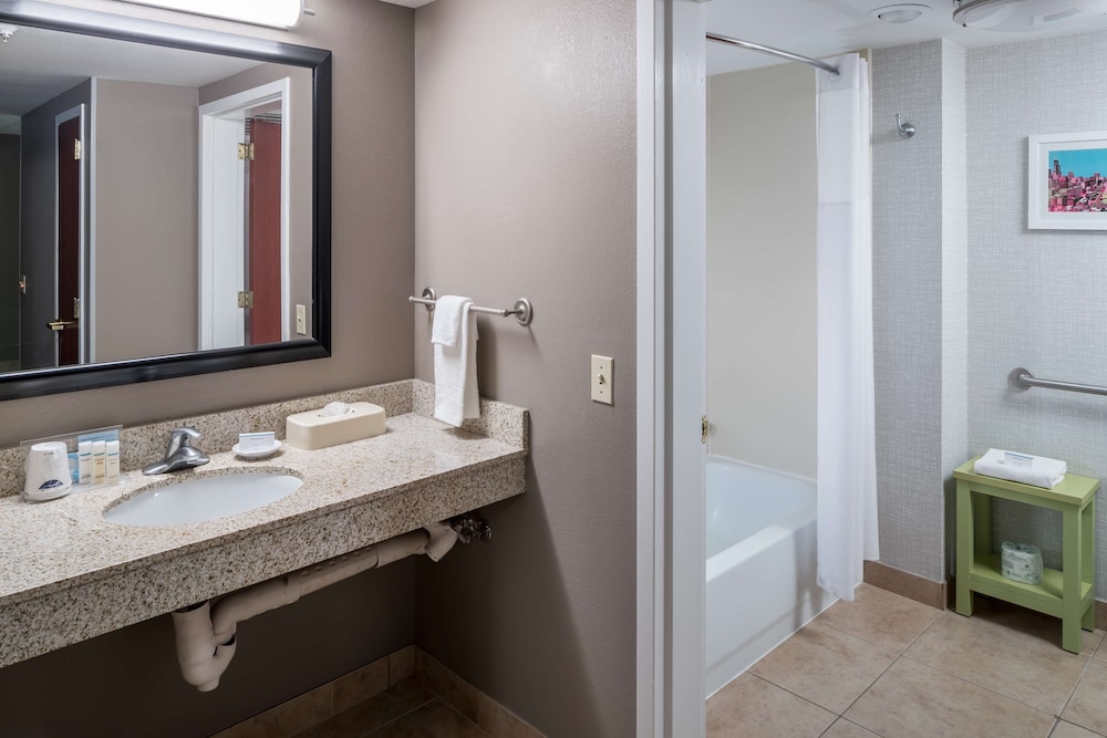 Hampton Inn And Suites Chicago North Shore 19/45