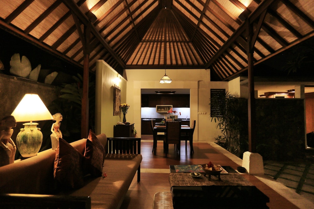 THE SANYAS SUITE 48/72