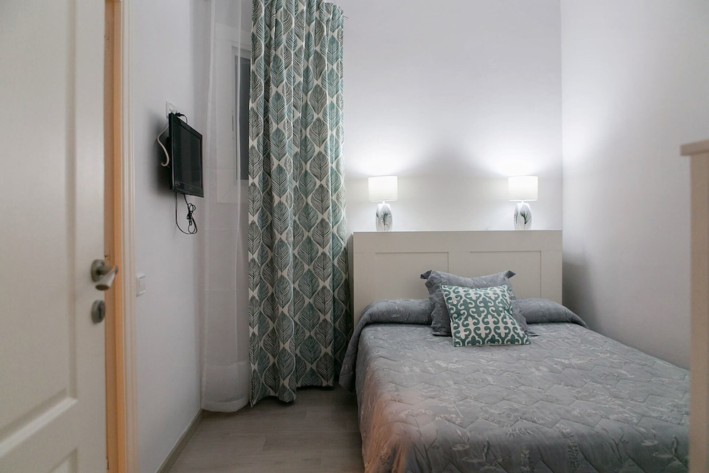 INTERIOR, SINGLE, SINGLE BED, PRIVATE BATHROOM