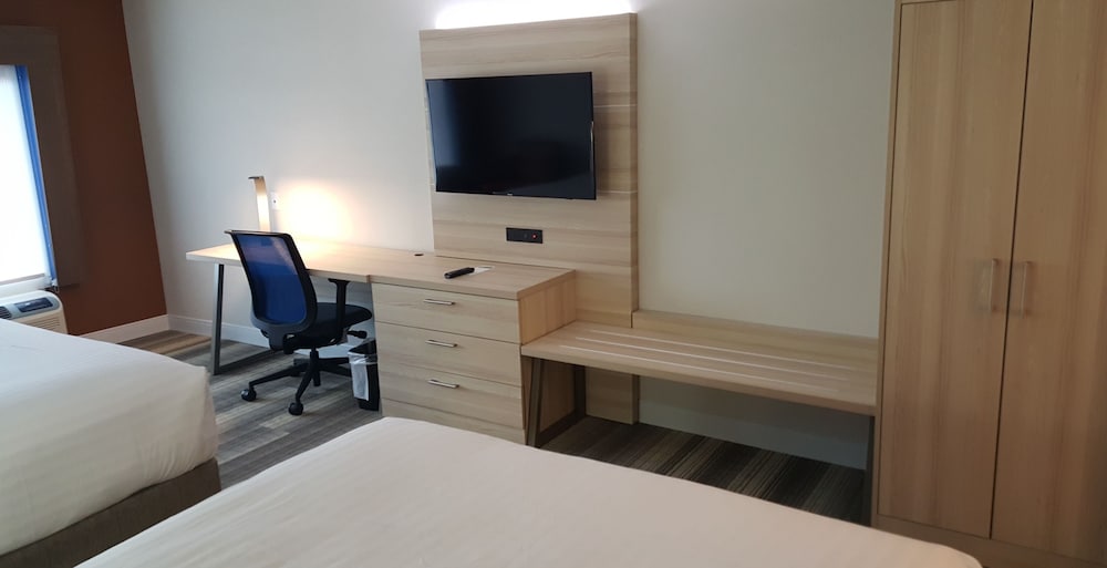 Holiday Inn Express Suites Toledo West 21/54