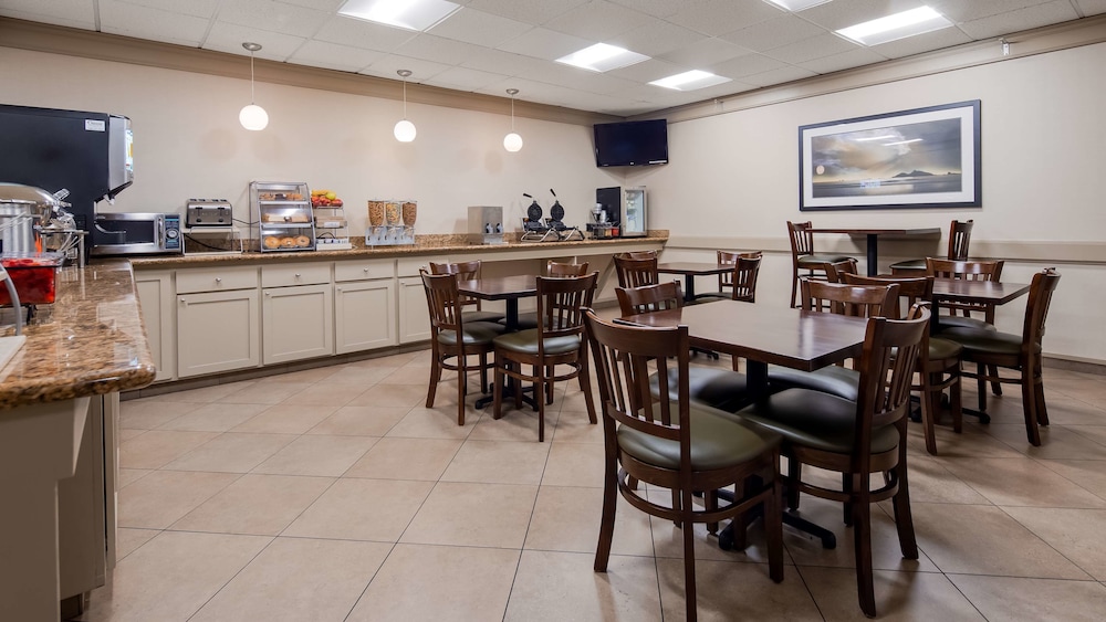 Best Western Plus Oak Harbor Hotel & Conference Center 25/41