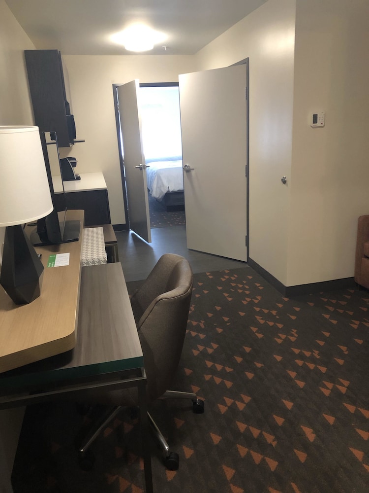 Holiday Inn & Suites Mount Pleasant 53/64
