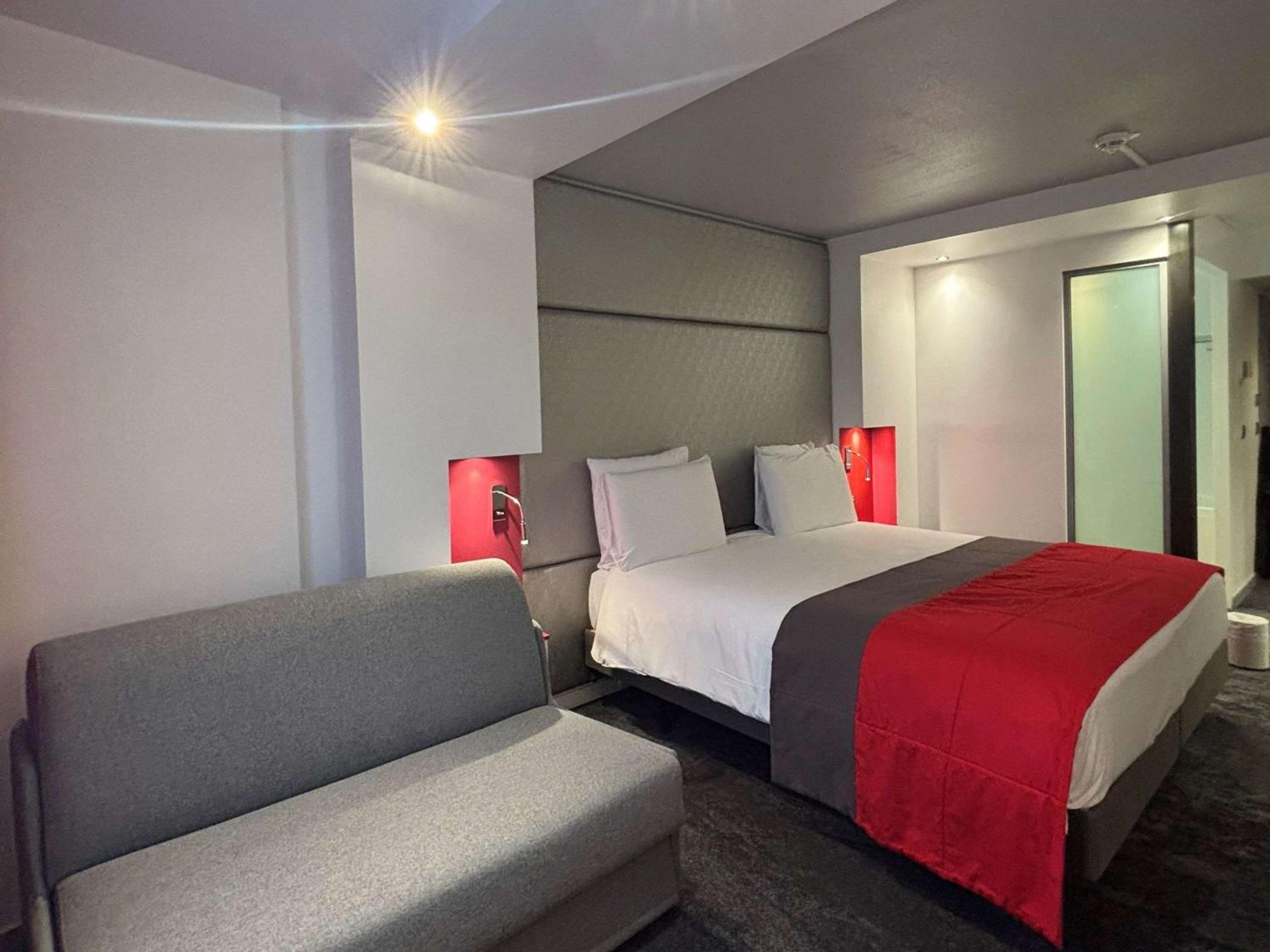 غرفة سوبيريور بسرير كينج مع أريكة، Hotel Mercure Paris Montmartre Sacre-Coeur 8/10