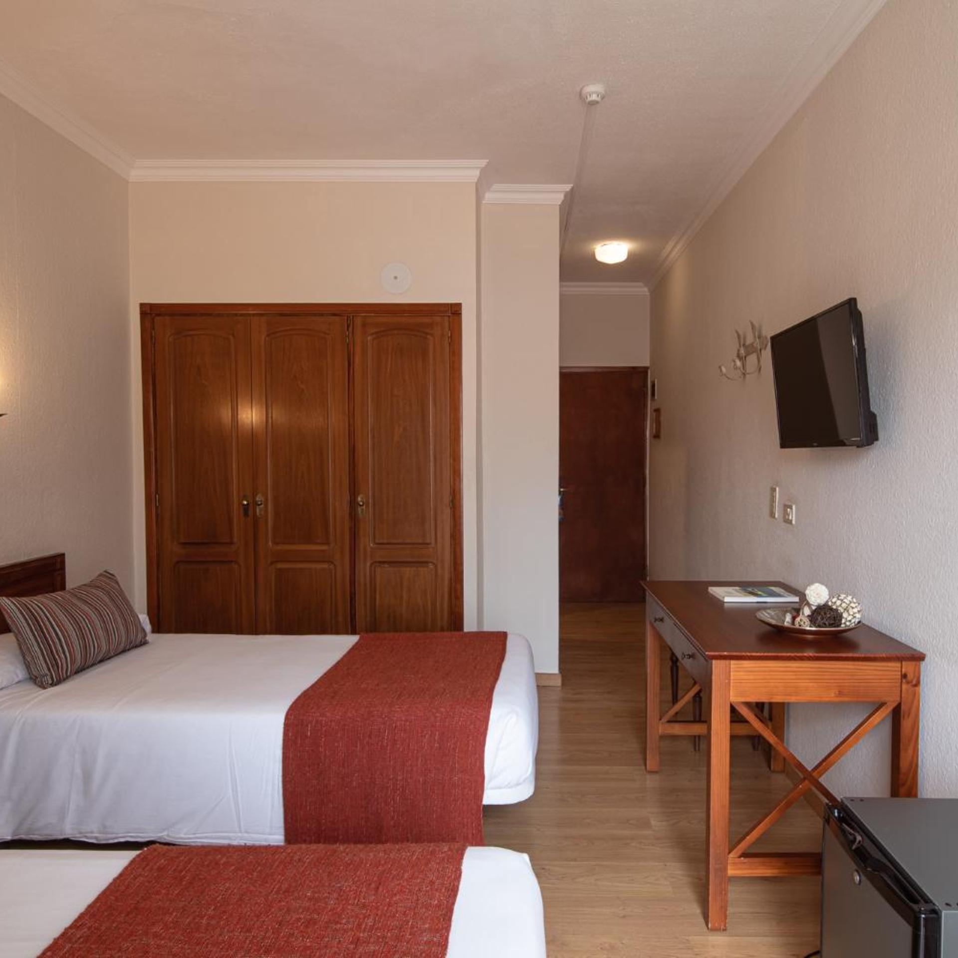 ROOM, DOUBLE OR TWIN BED