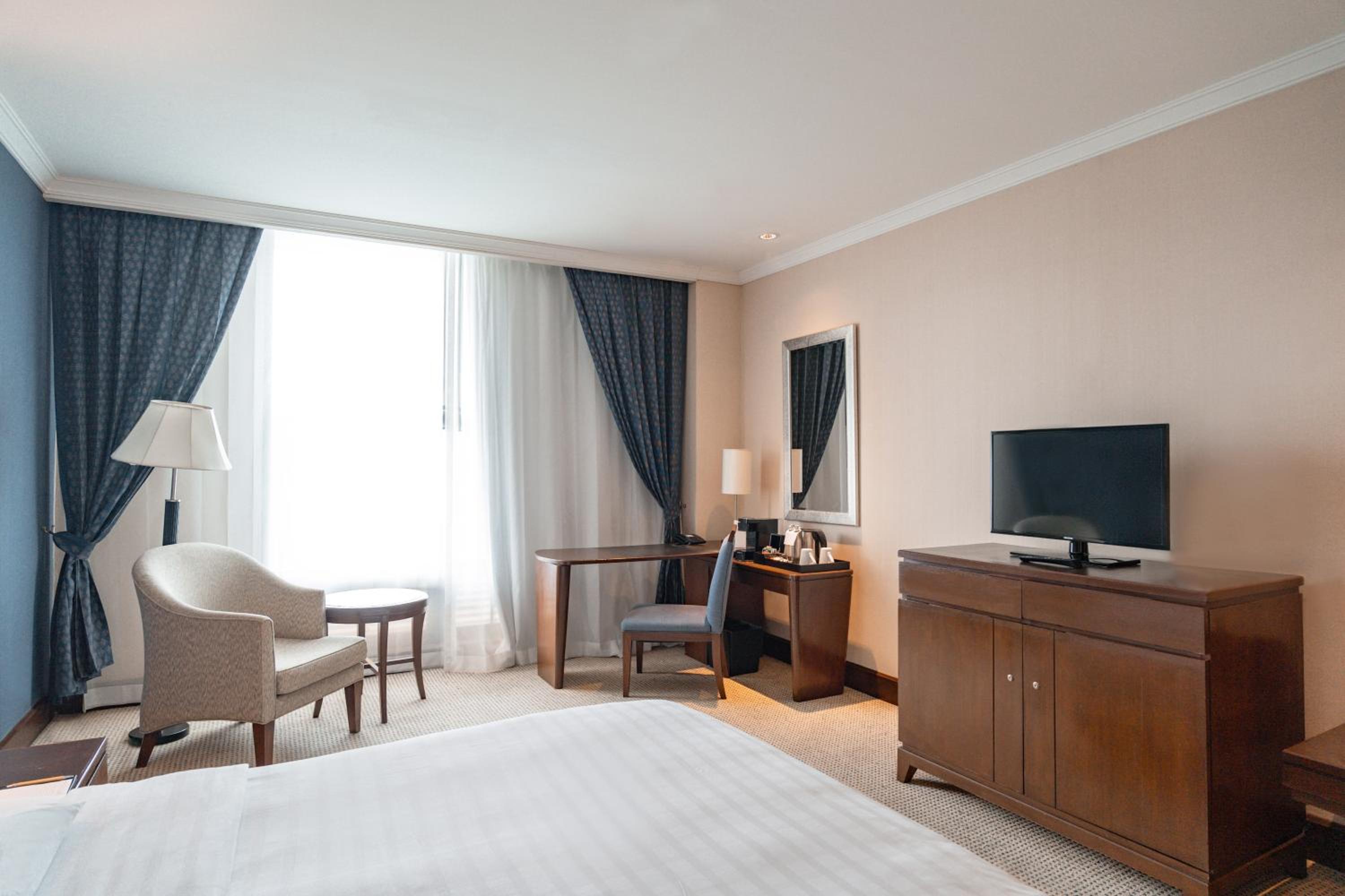ROOM, KING BED, POOL VIEW