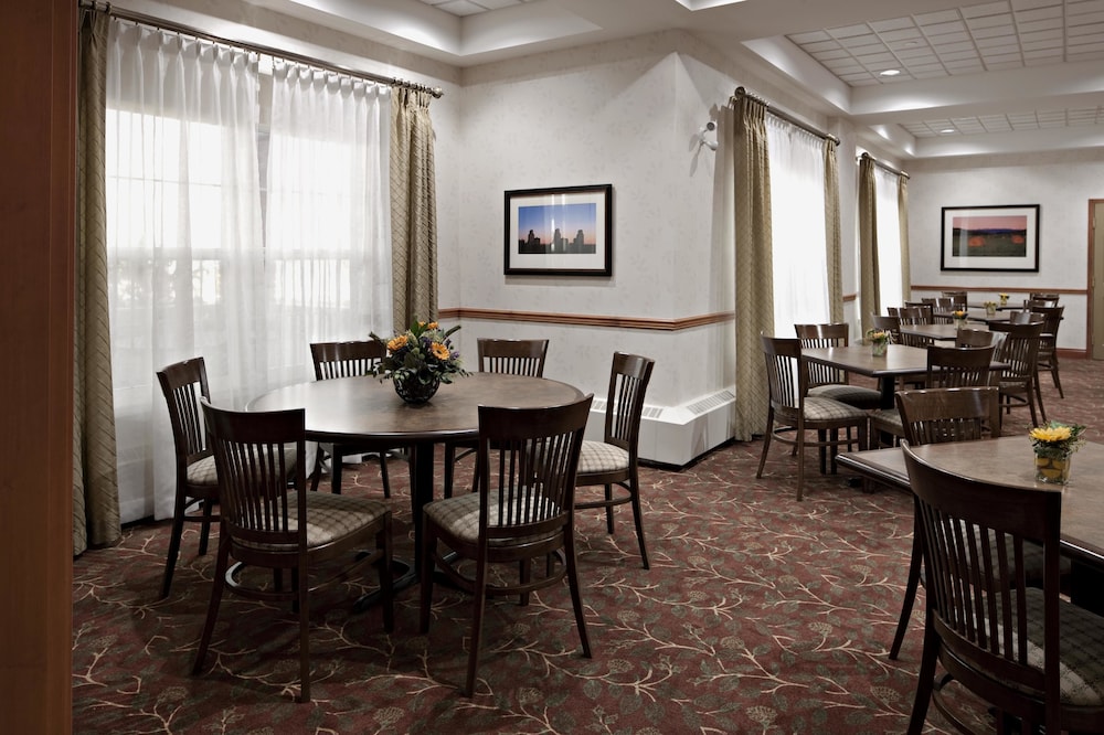 Country Inn & Suites by Radisson, Calgary-Northeast 32/35