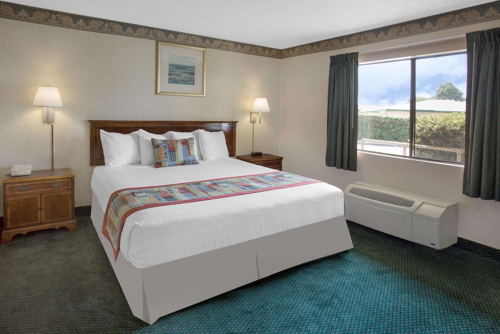 Travelodge by Wyndham Costa Mesa Newport Beach Hacienda 11/25