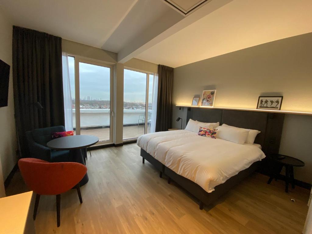 غرفة ديلوكس بشرفة في الطابق العلوي، Ibis Styles Den Haag Scheveningen 4/8