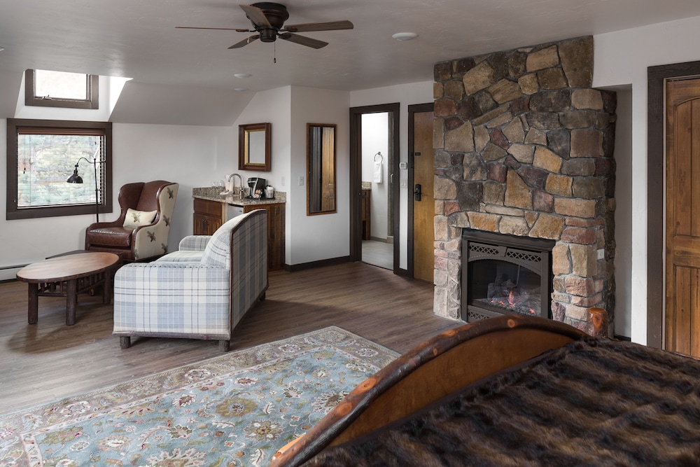 The Landing at Estes Park - Riverside Retreat 12/77