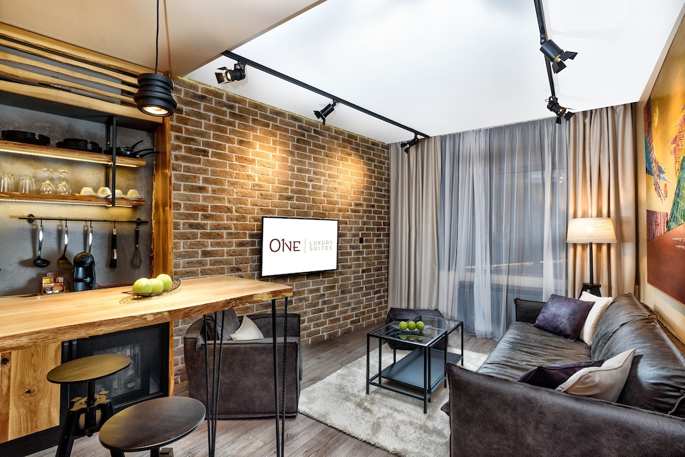One Luxury Suites 50/72