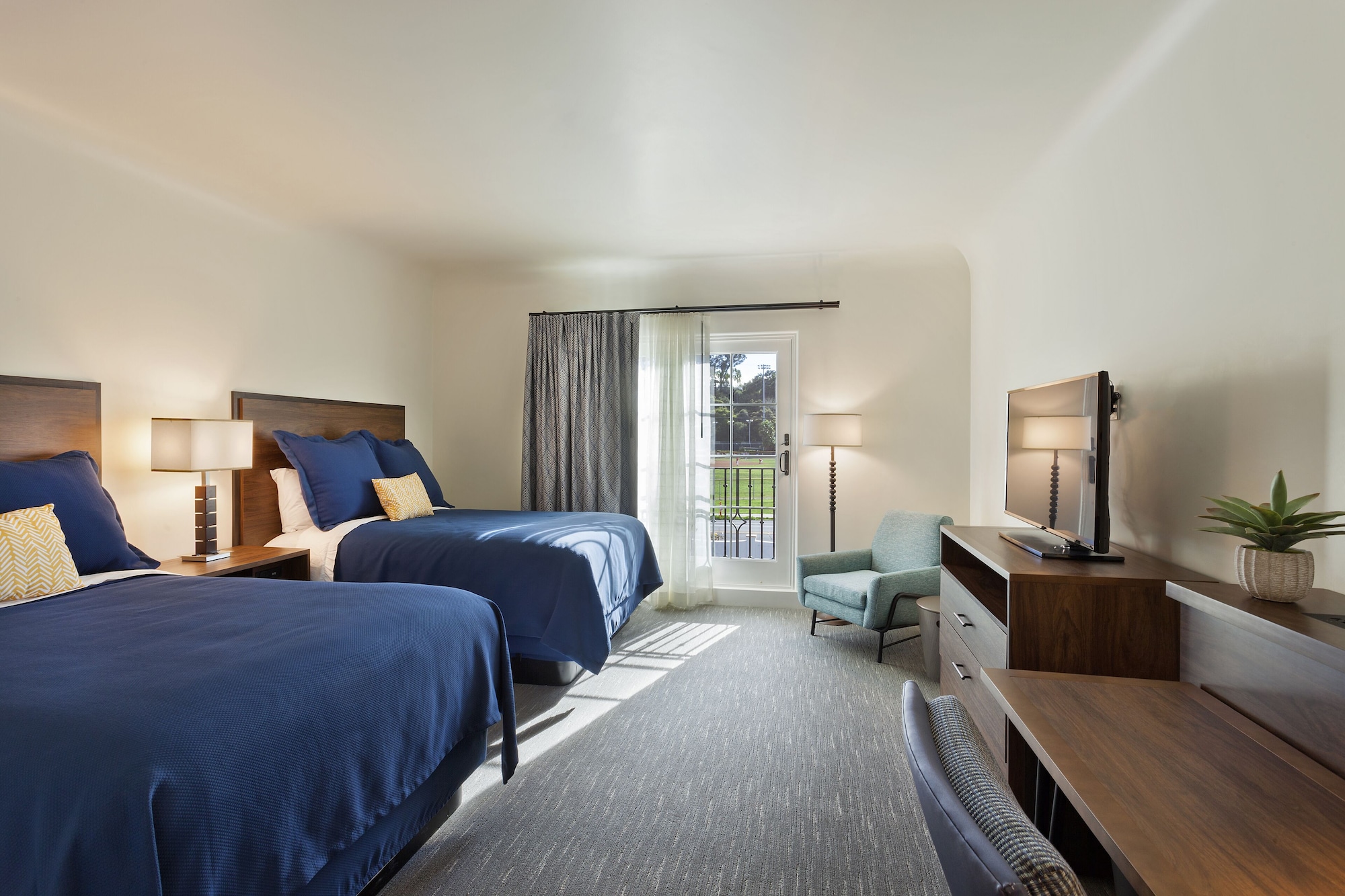 DELUXE, 2 DOUBLE BEDS