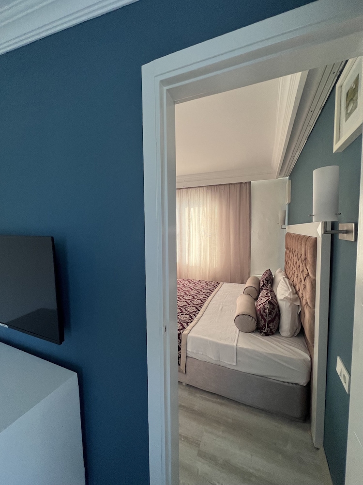 Family Suite, Queen and Twin Beds, 2 Bathrooms