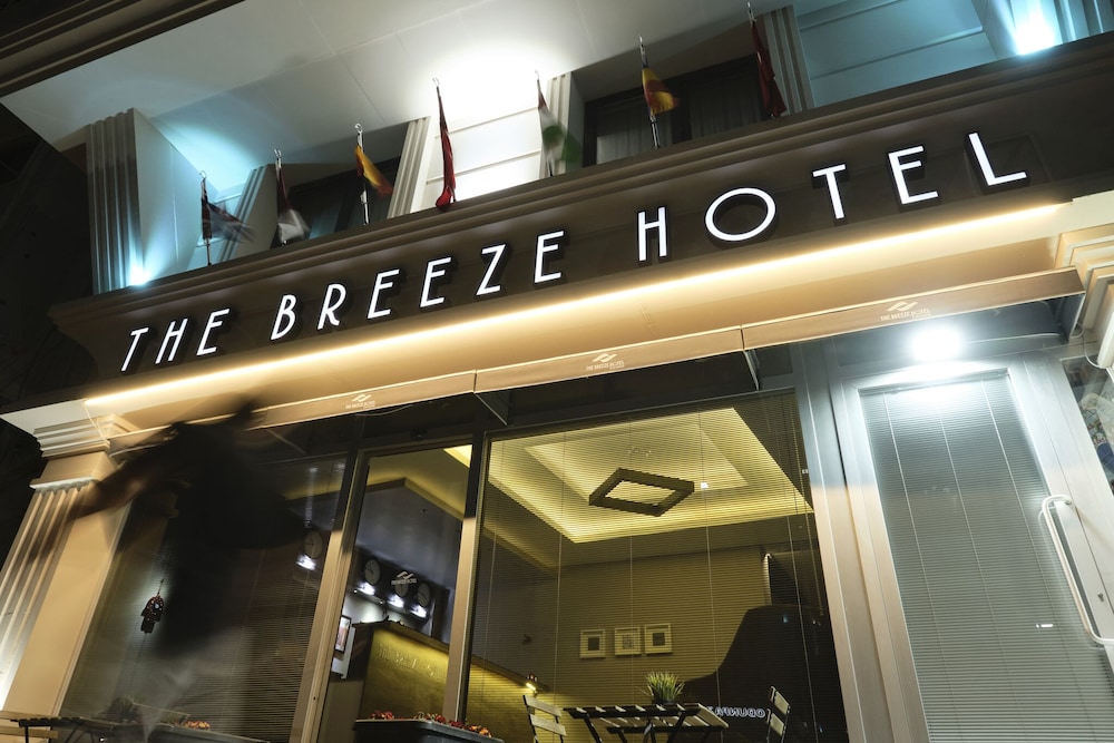 The Breeze Hotel 4/60