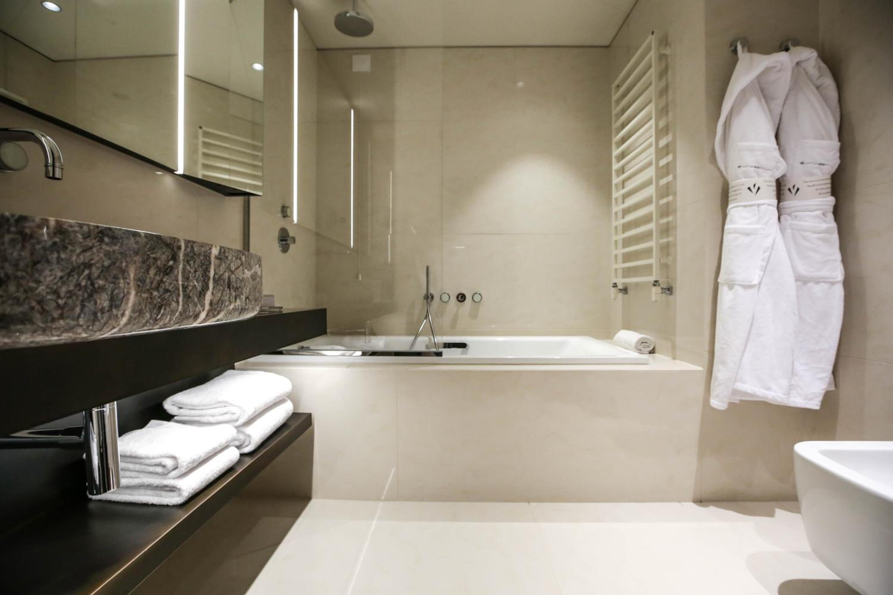 غرفة ديلوكس بسرير مزدوج بشرفة، HOTEL VIU MILAN 7/8