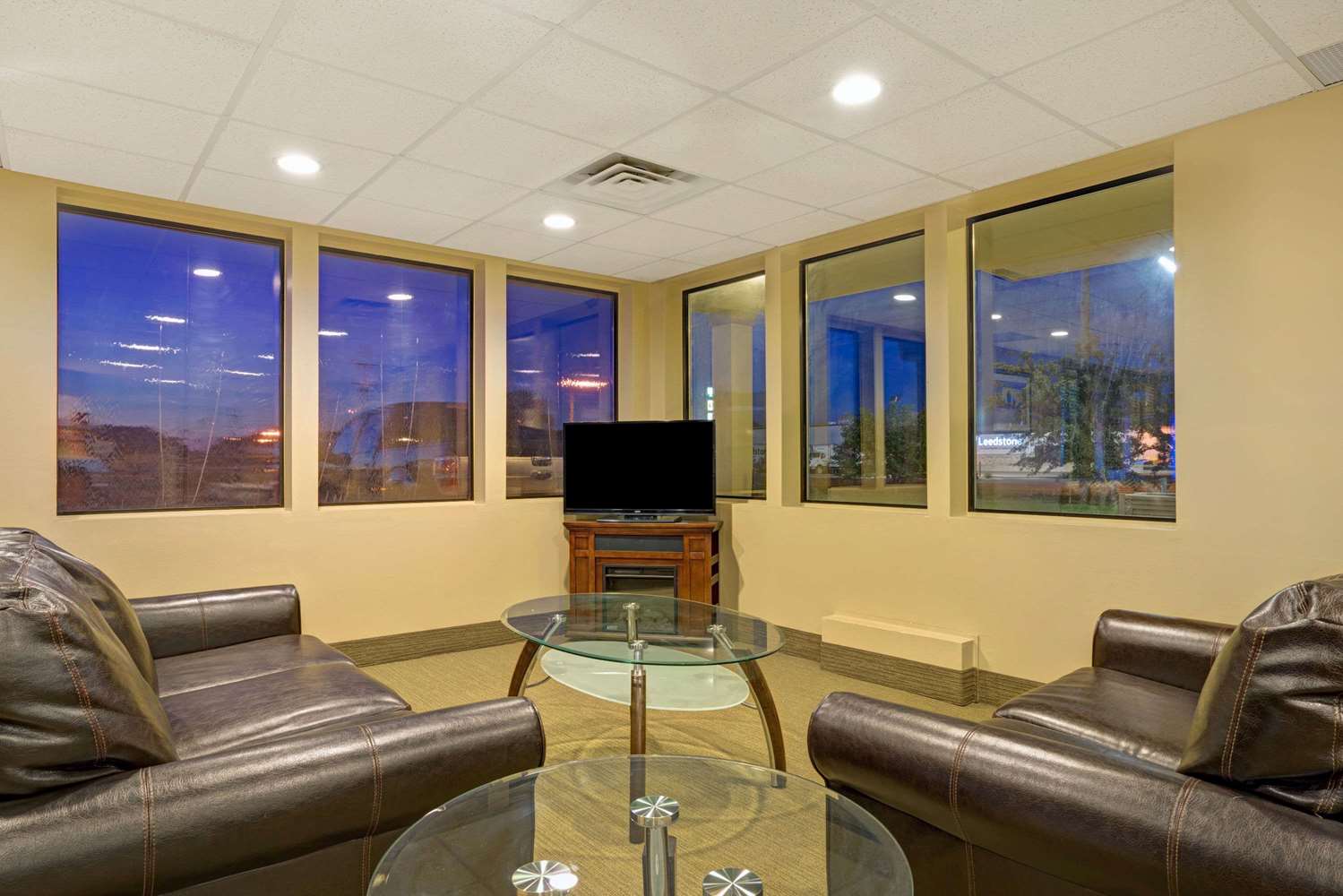 Super 8 by Wyndham Melrose 16/23