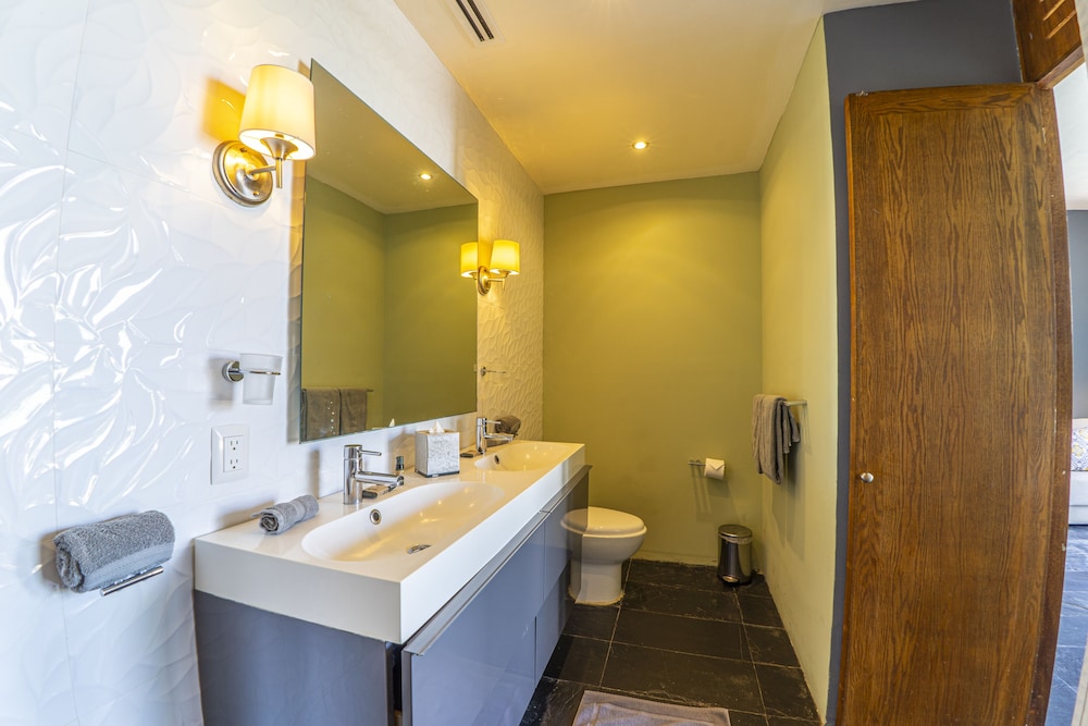 Suites At Sapphire Ocean Club 30/30