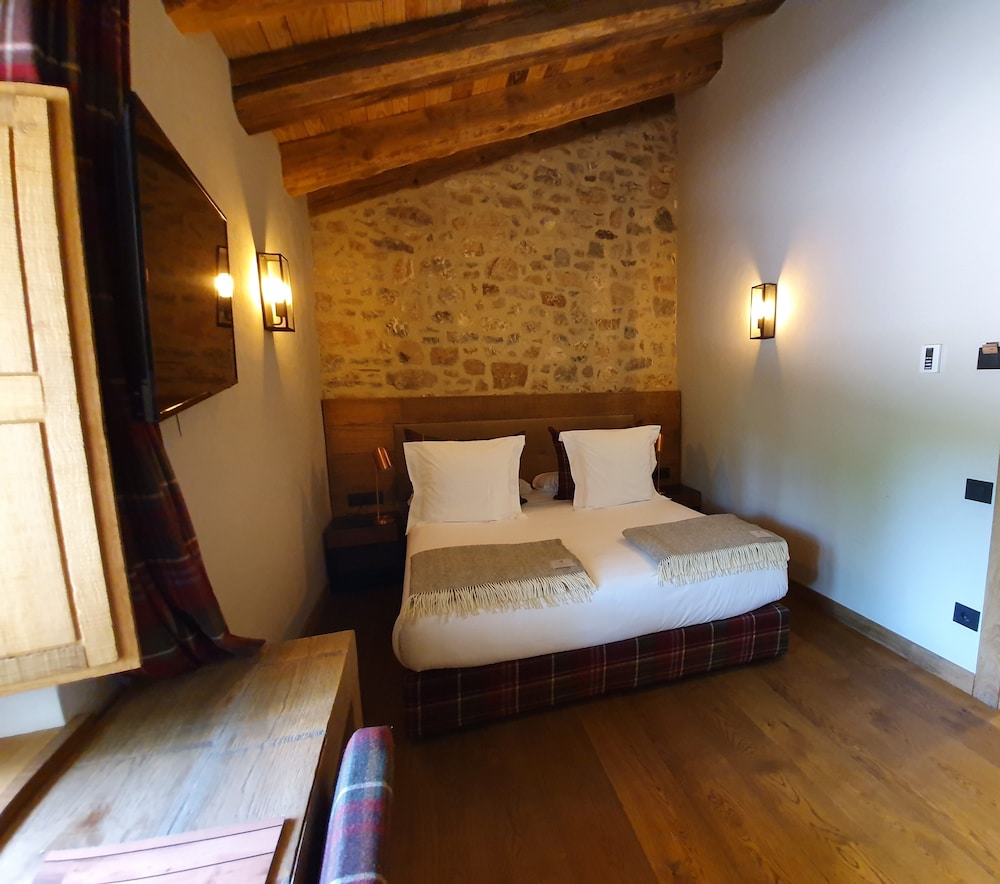 ROOM, DOUBLE BED